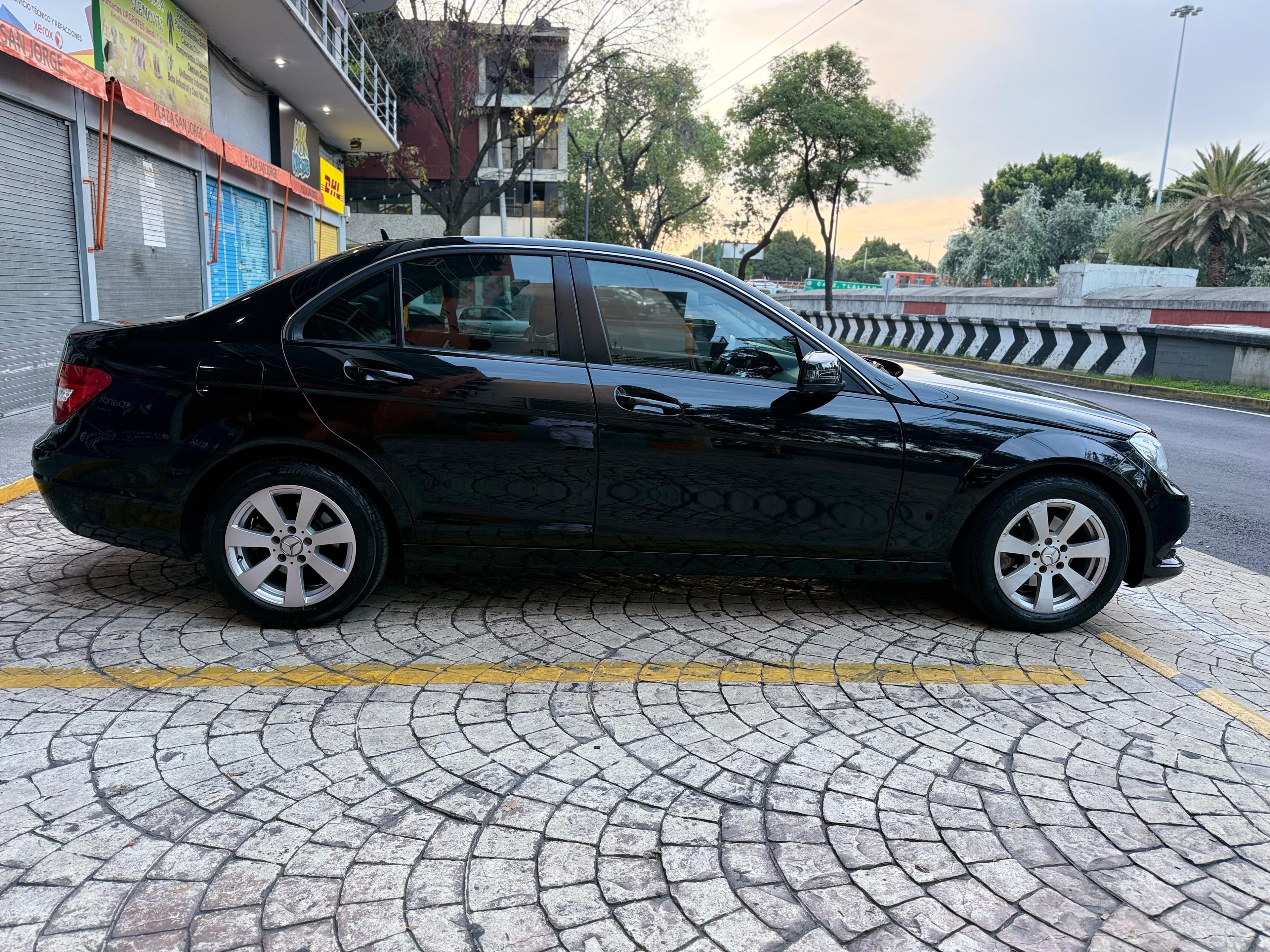 MERCEDES BENZ C180 2013 — foto 5