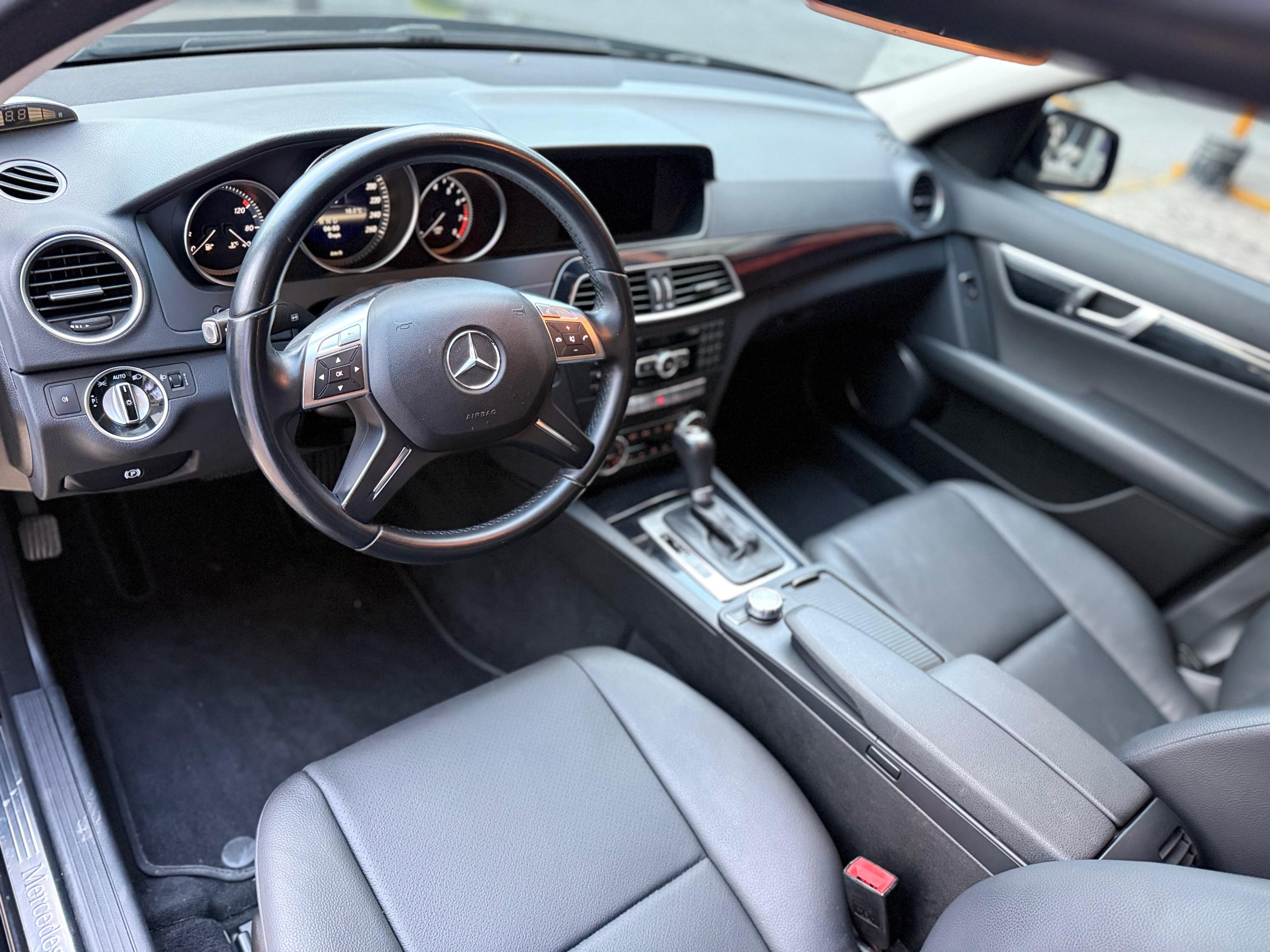 MERCEDES BENZ C180 2013 — foto 16
