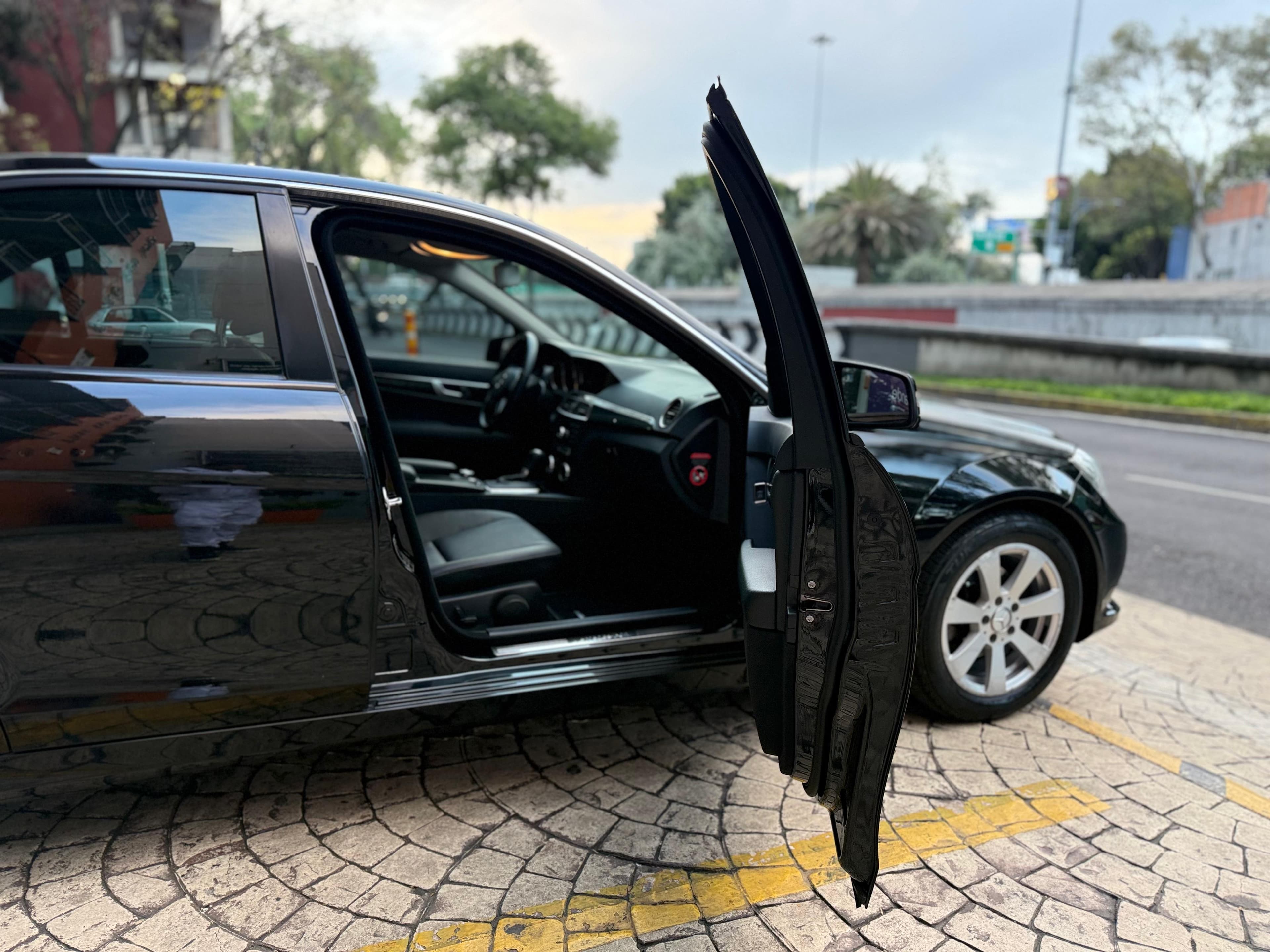 MERCEDES BENZ C180 2013 — foto 20