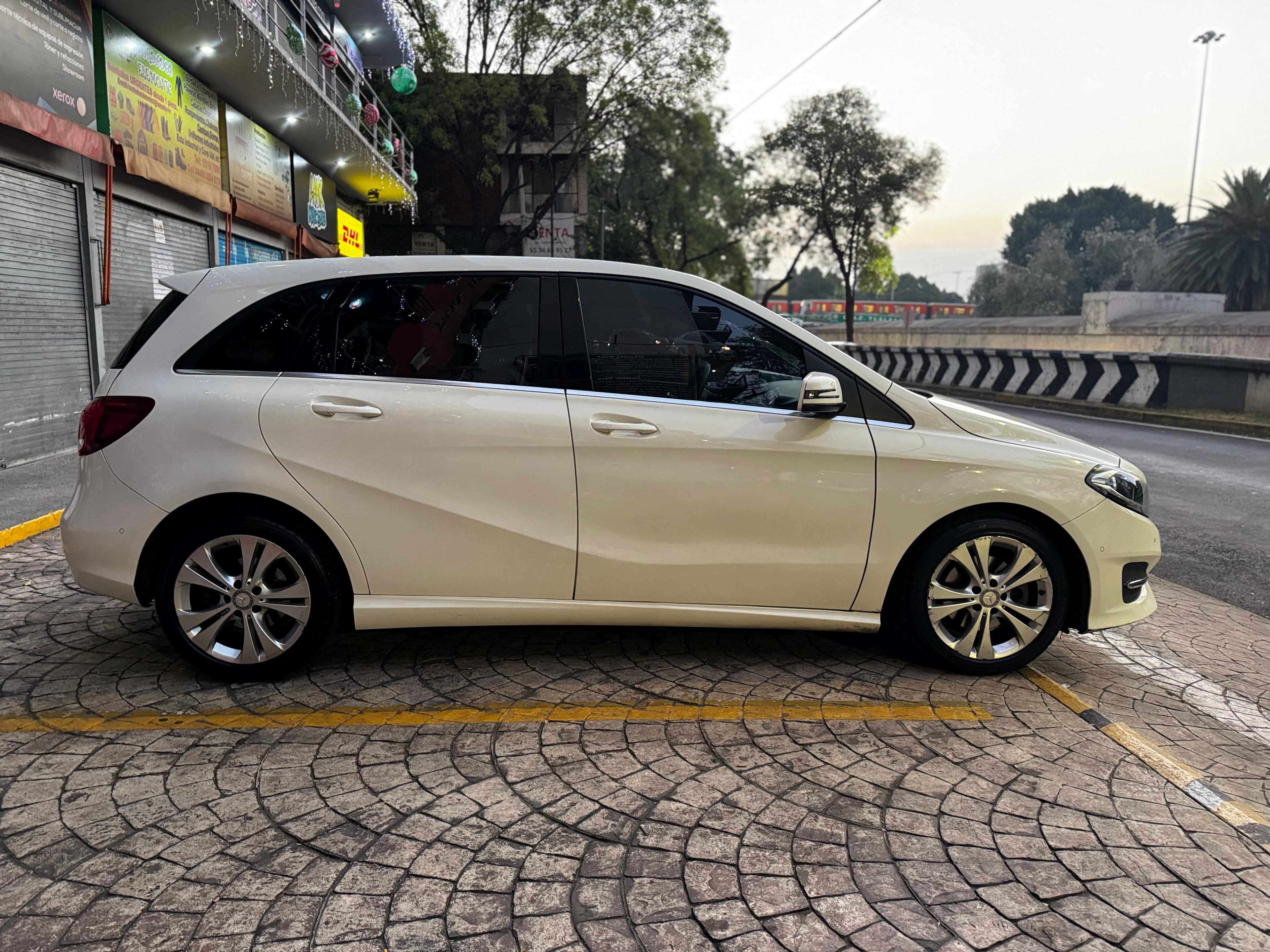 MERCEDES BENZ B 180 CGI 2017 — foto 5