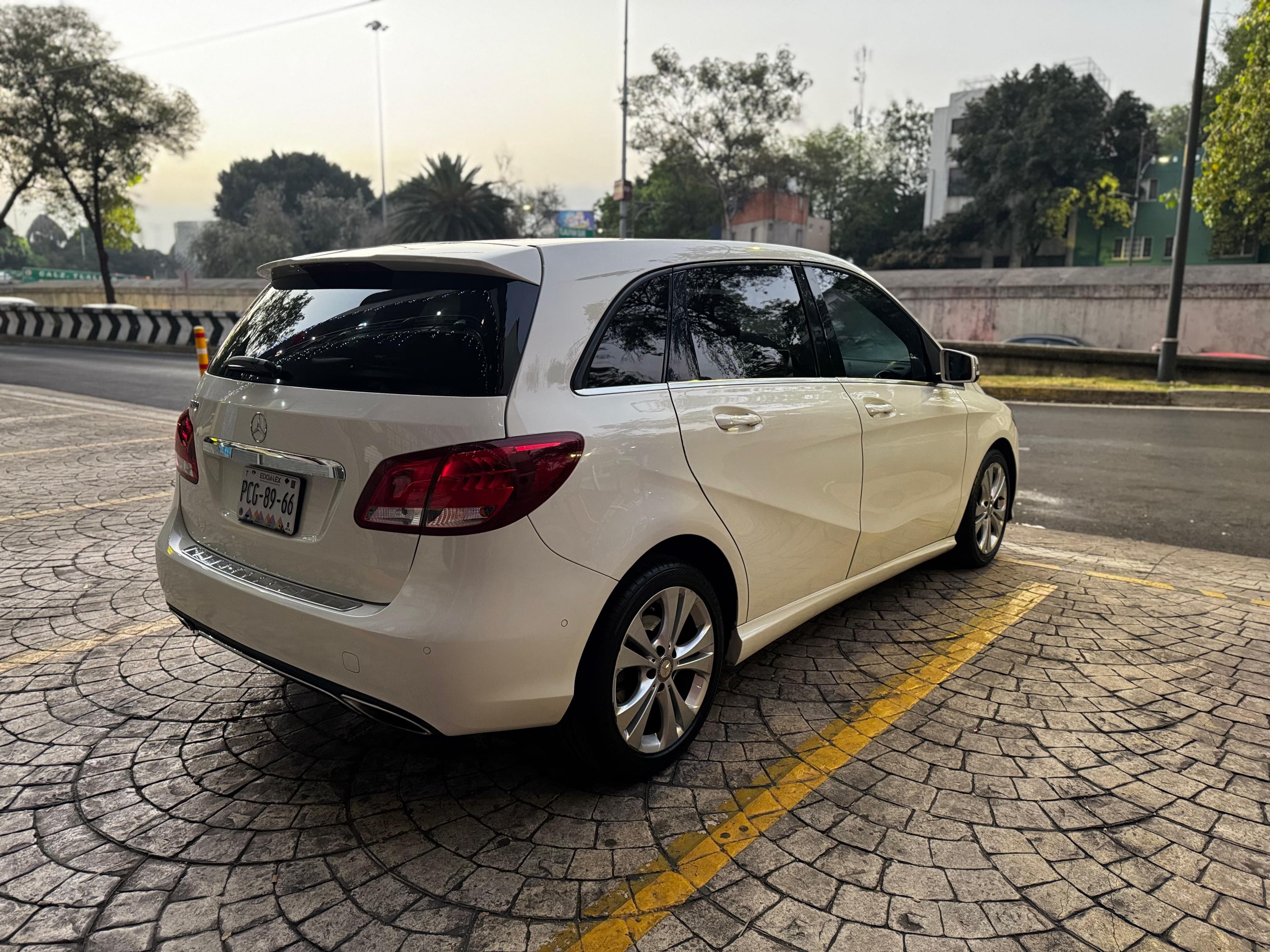 MERCEDES BENZ B 180 CGI 2017 — foto 6