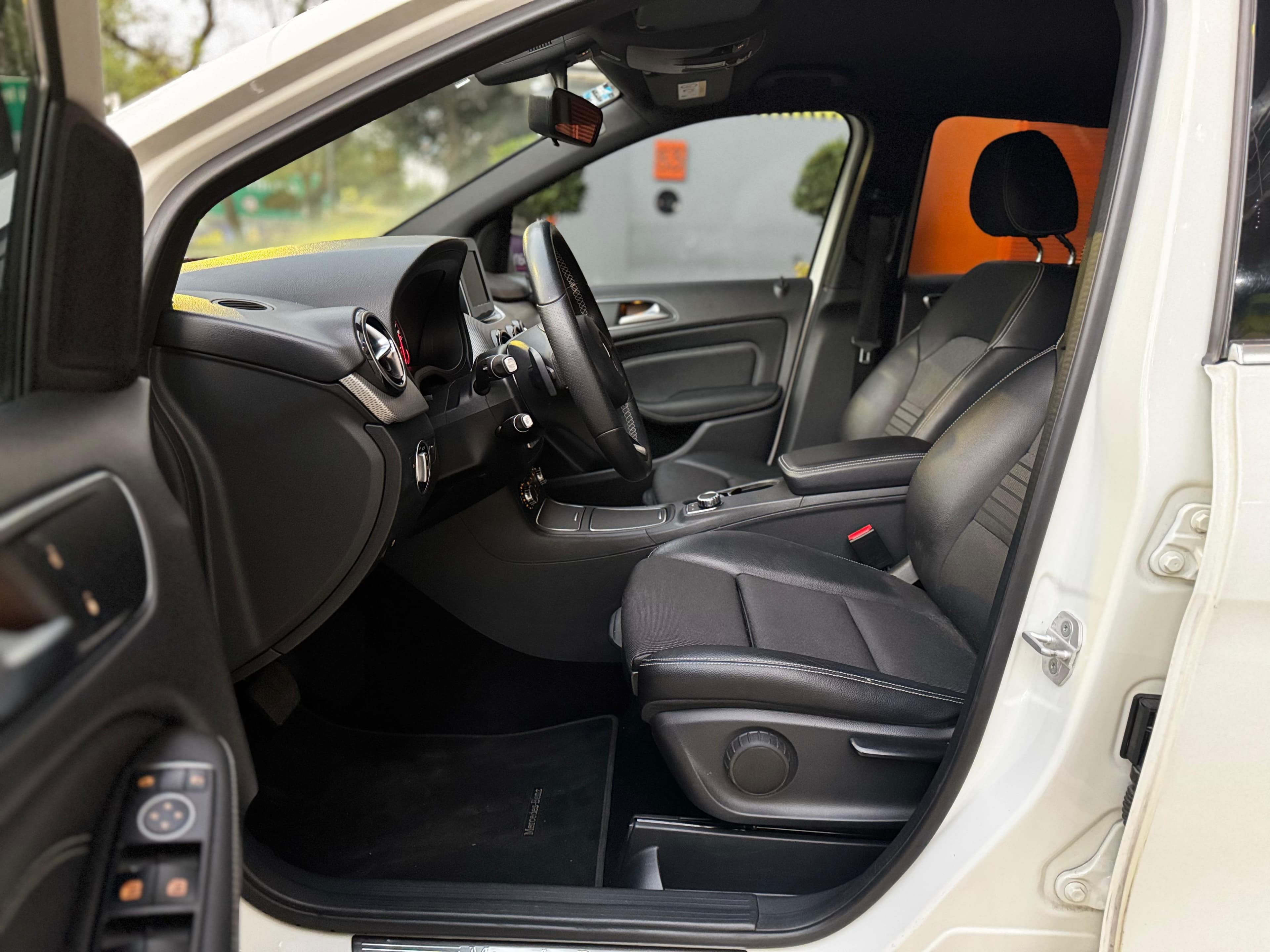 MERCEDES BENZ B 180 CGI 2017 — foto 15