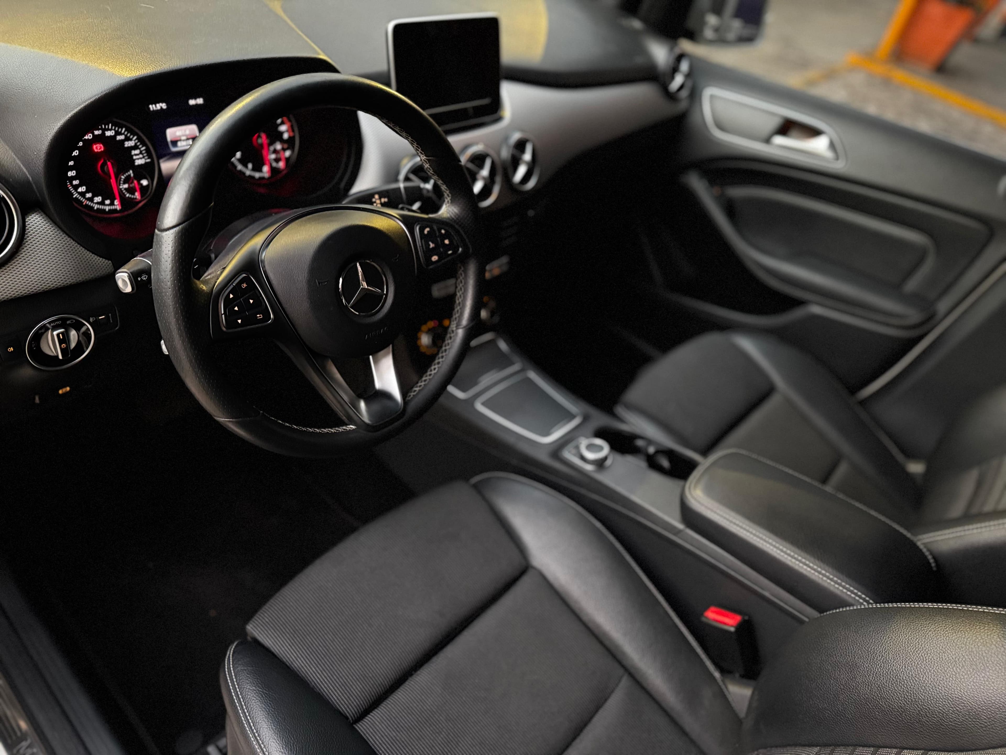 MERCEDES BENZ B 180 CGI 2017 — foto 16