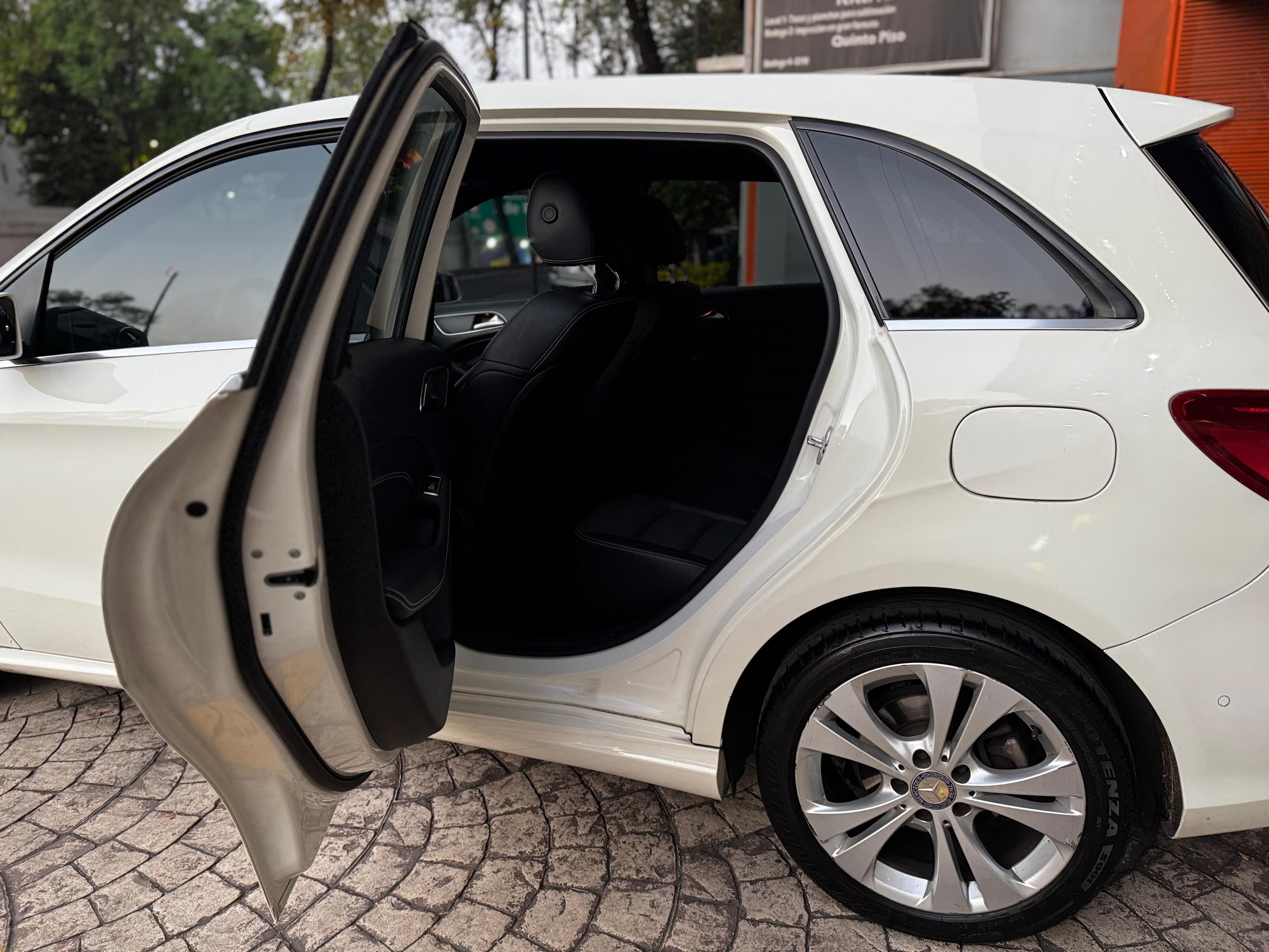 MERCEDES BENZ B 180 CGI 2017 — foto 18