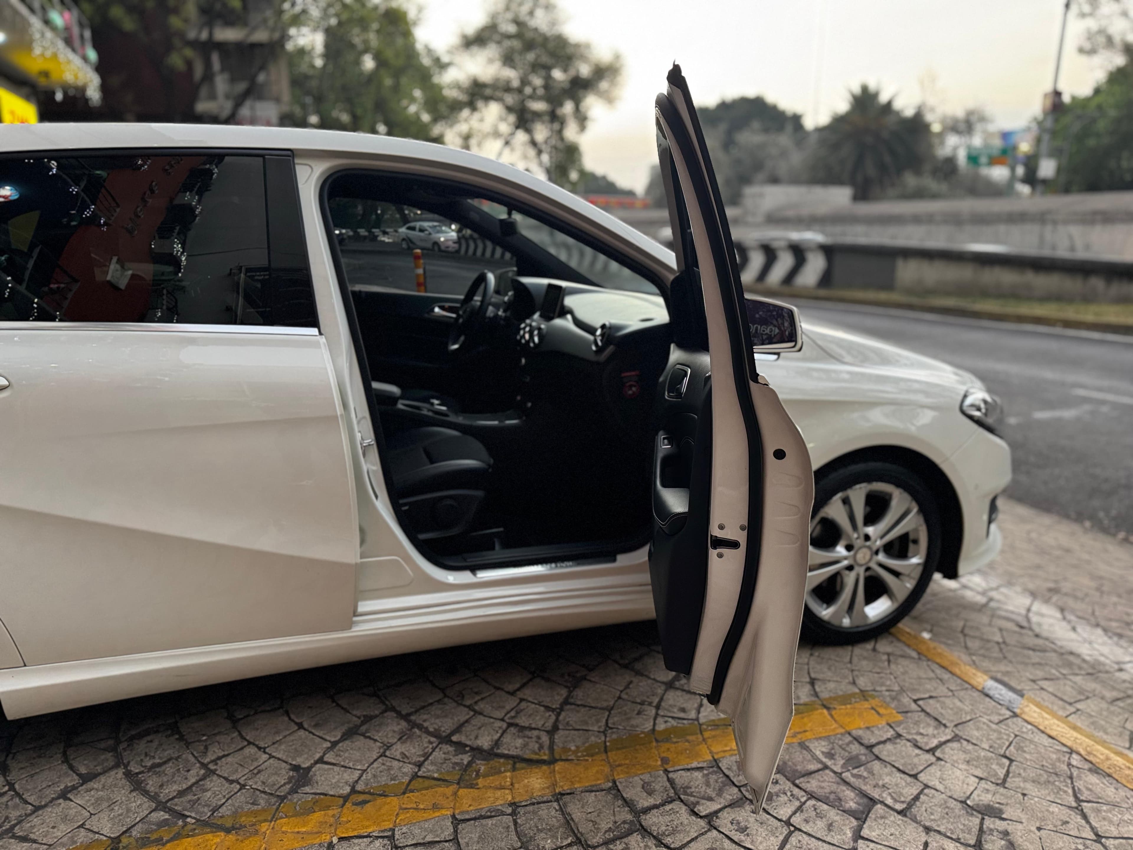 MERCEDES BENZ B 180 CGI 2017 — foto 22