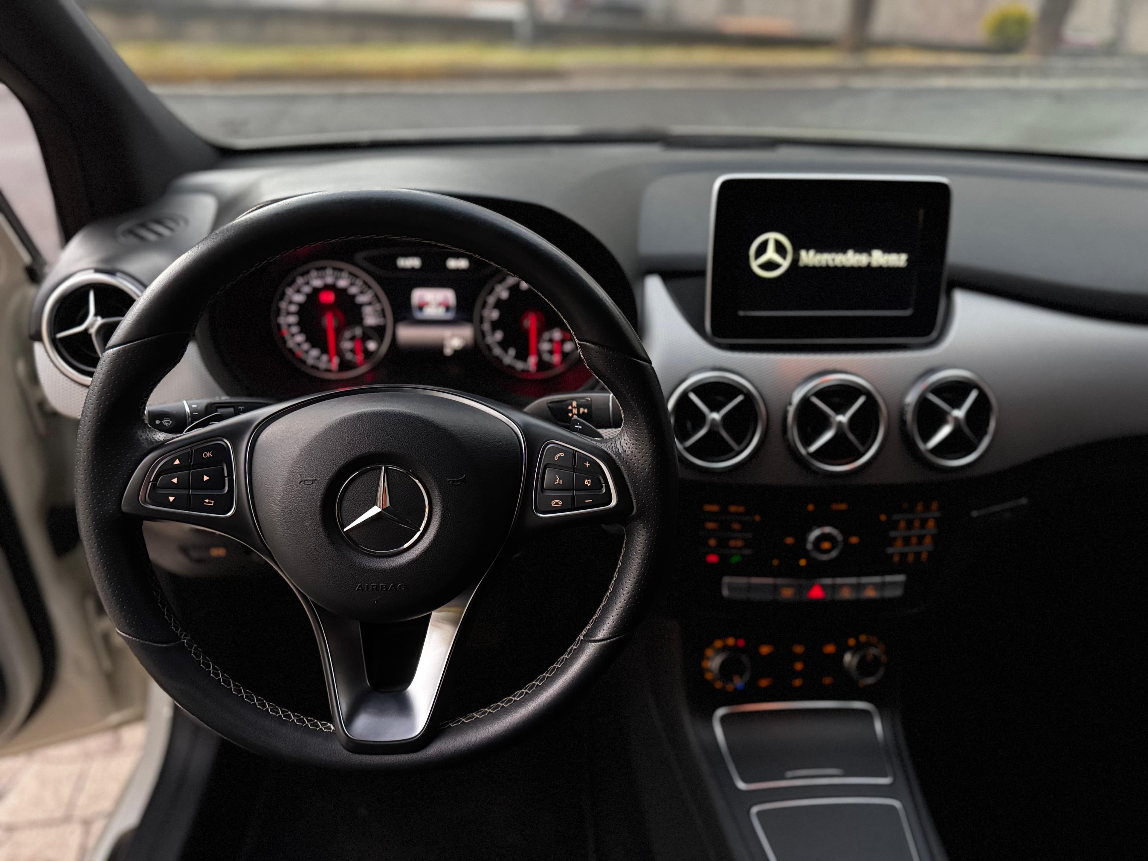 MERCEDES BENZ B 180 CGI 2017 — foto 29