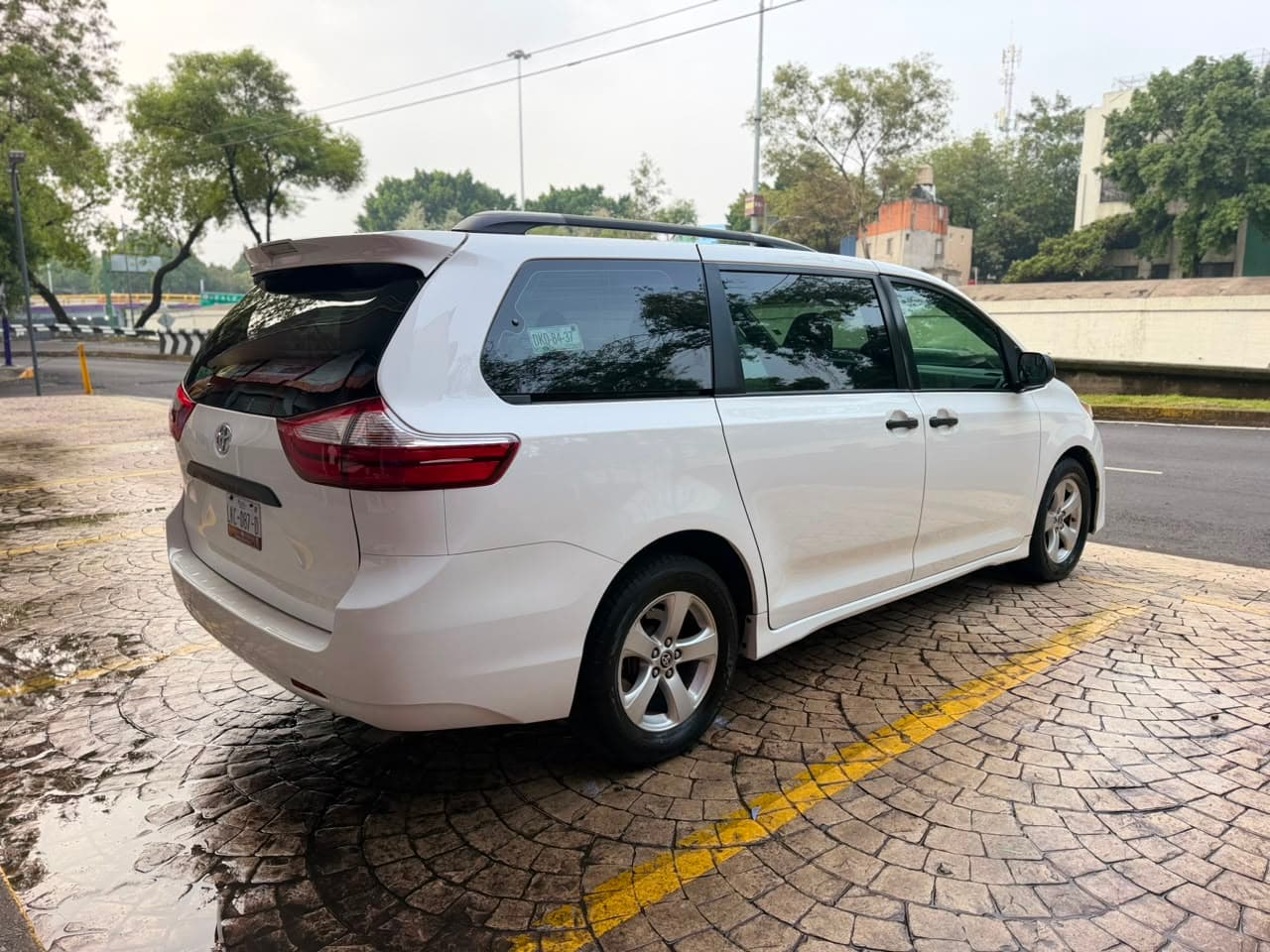 TOYOTA SIENNA CE 2020 — foto 6