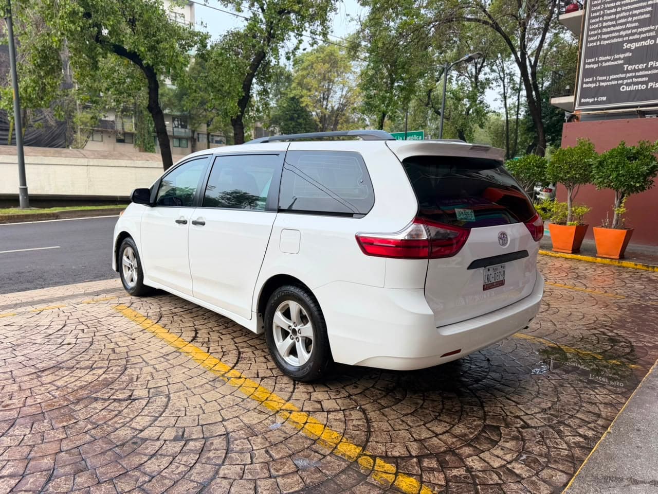 TOYOTA SIENNA CE 2020 — foto 7