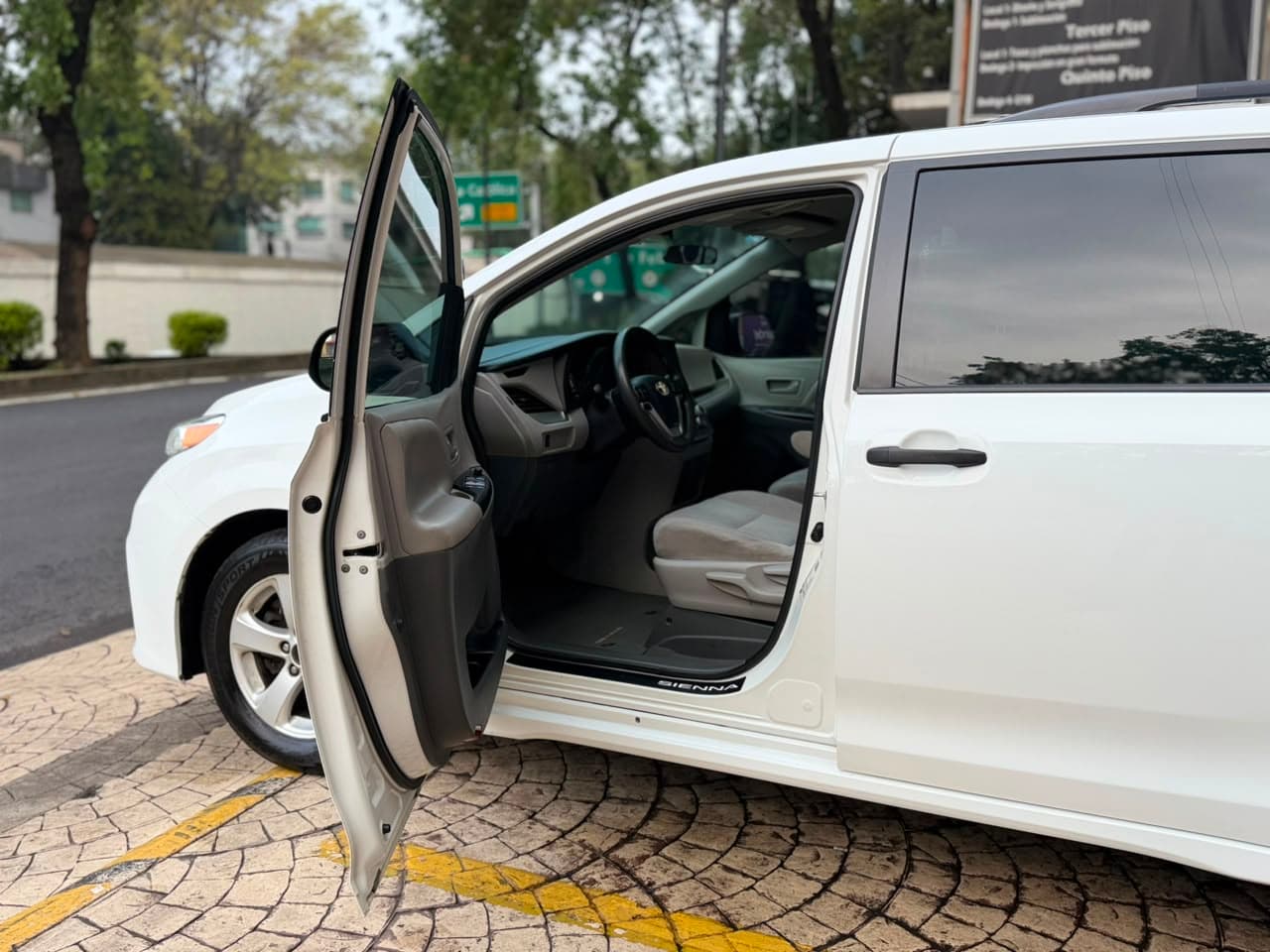 TOYOTA SIENNA CE 2020 — foto 14