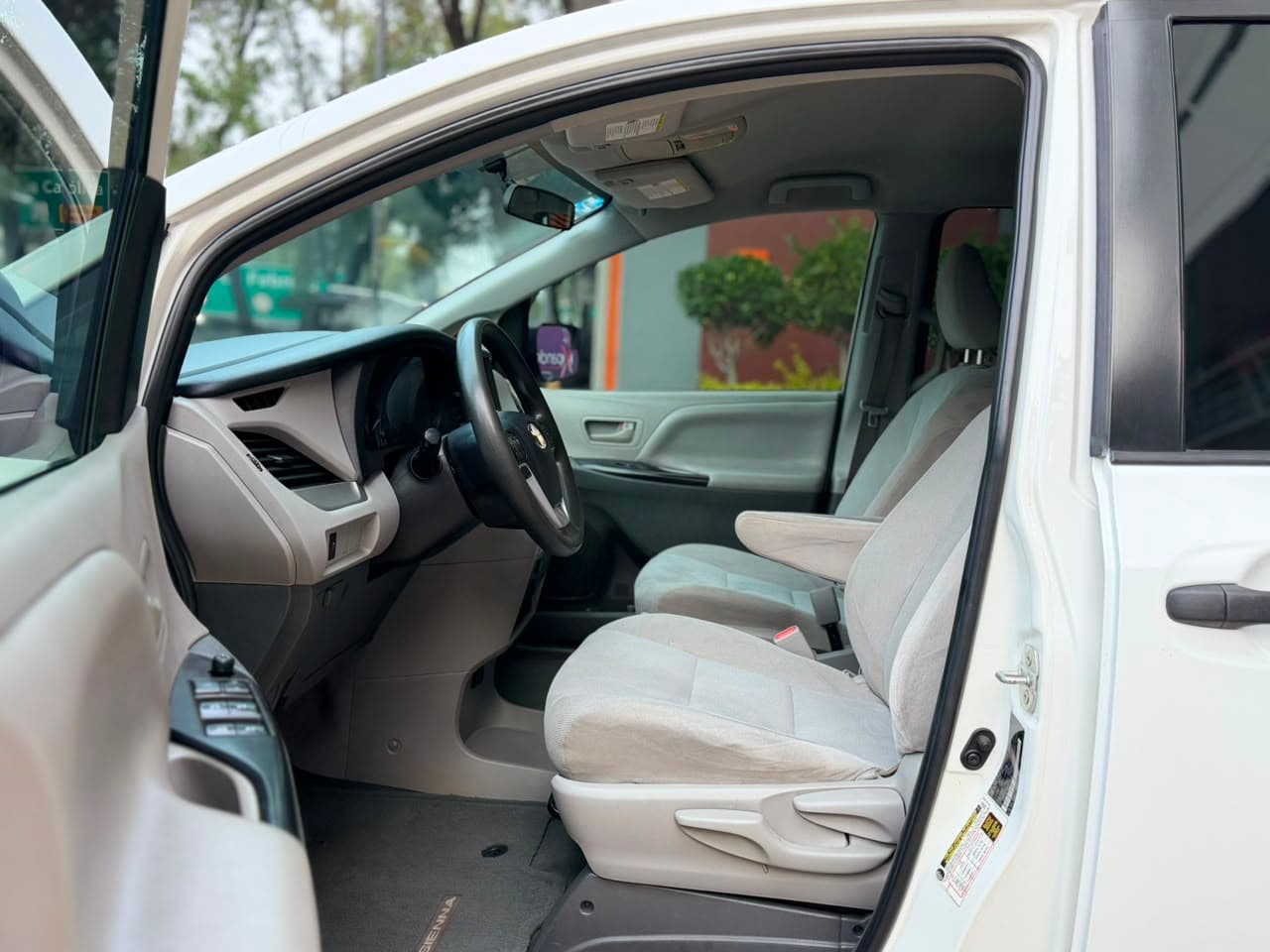 TOYOTA SIENNA CE 2020 — foto 15