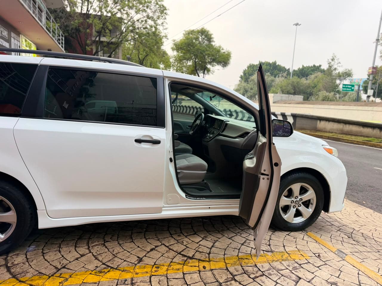TOYOTA SIENNA CE 2020 — foto 21
