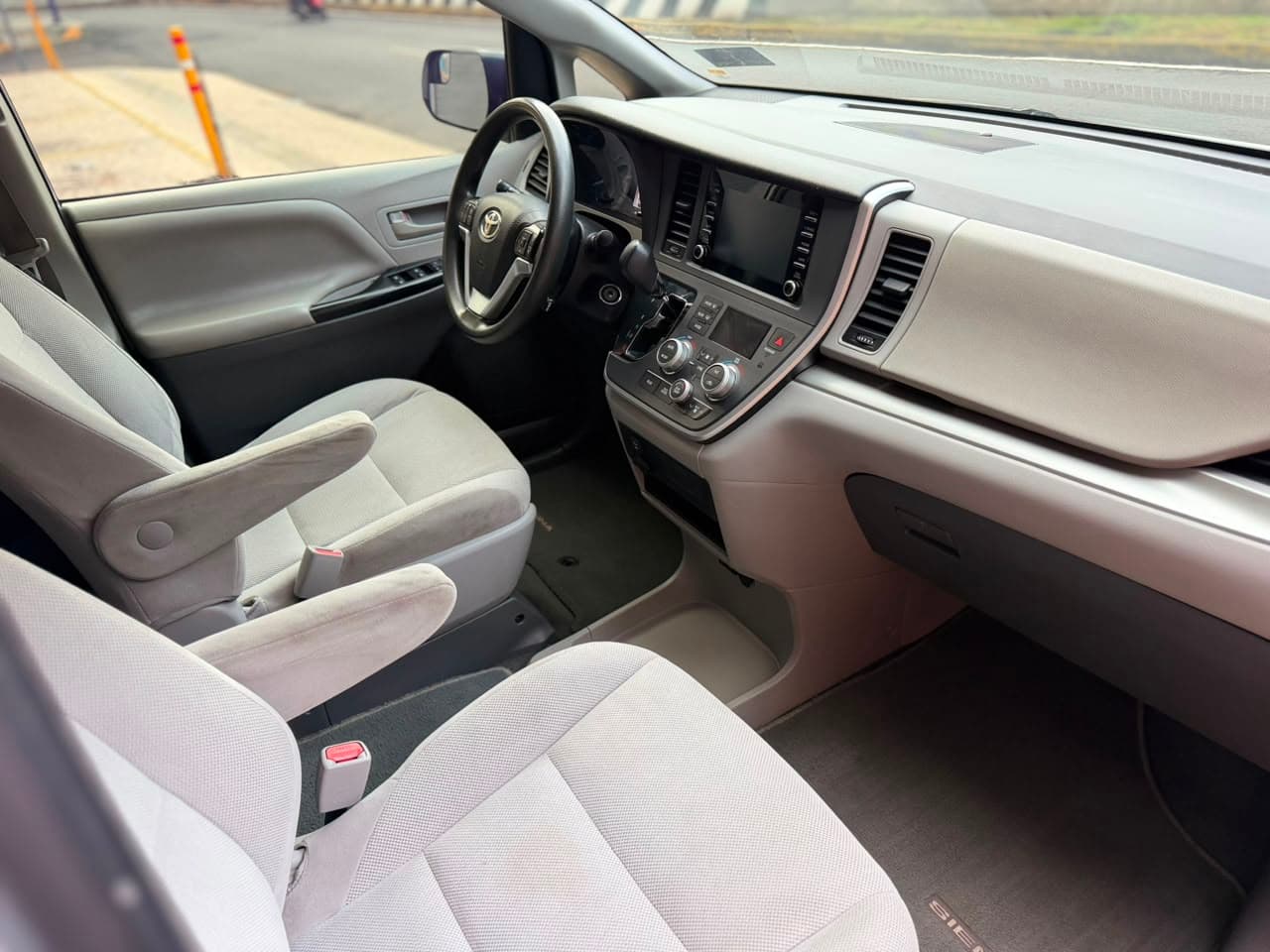 TOYOTA SIENNA CE 2020 — foto 23