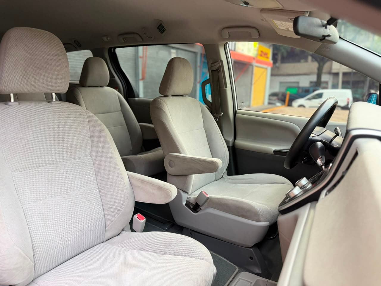 TOYOTA SIENNA CE 2020 — foto 24