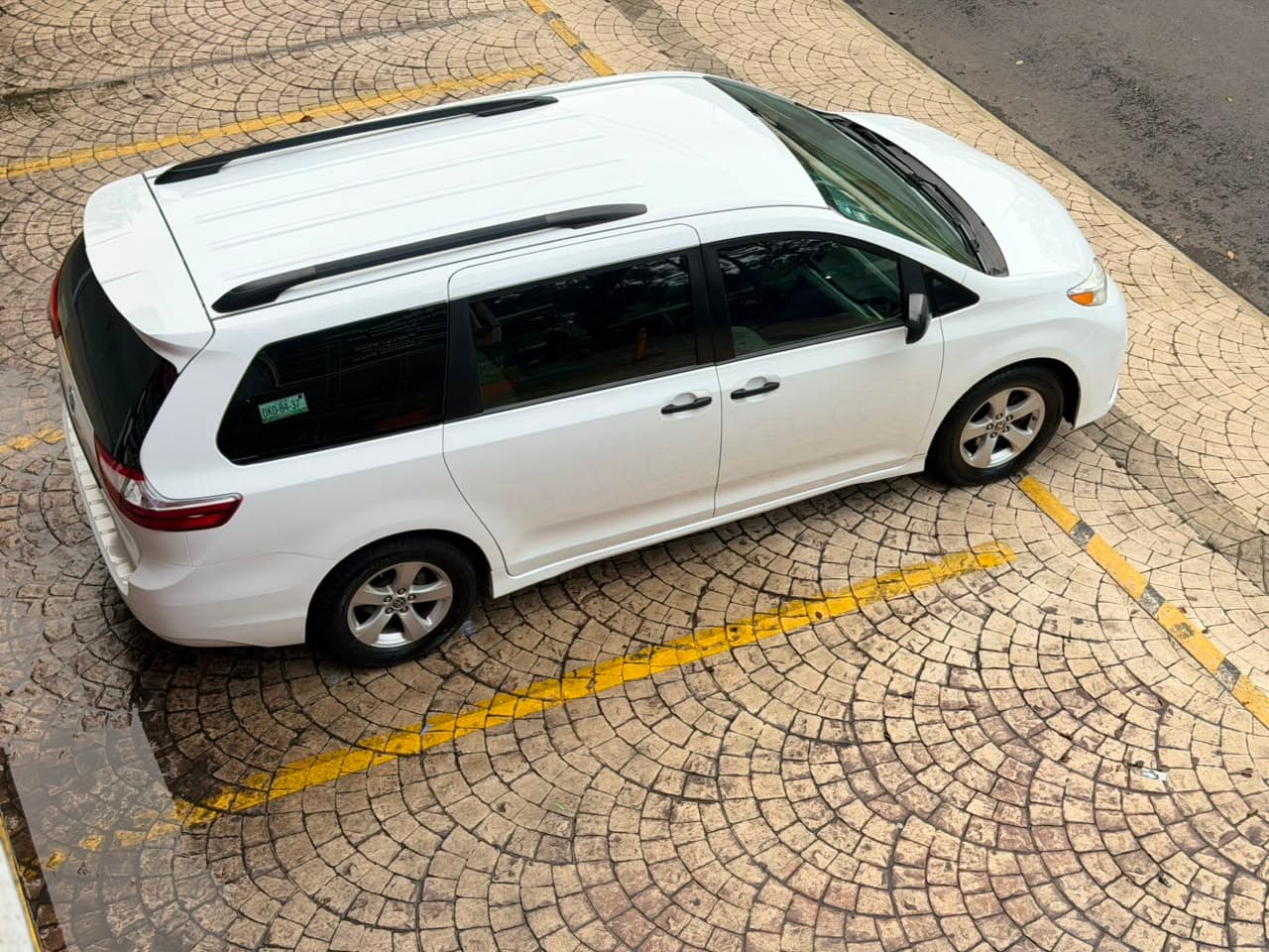 TOYOTA SIENNA CE 2020 — foto 31