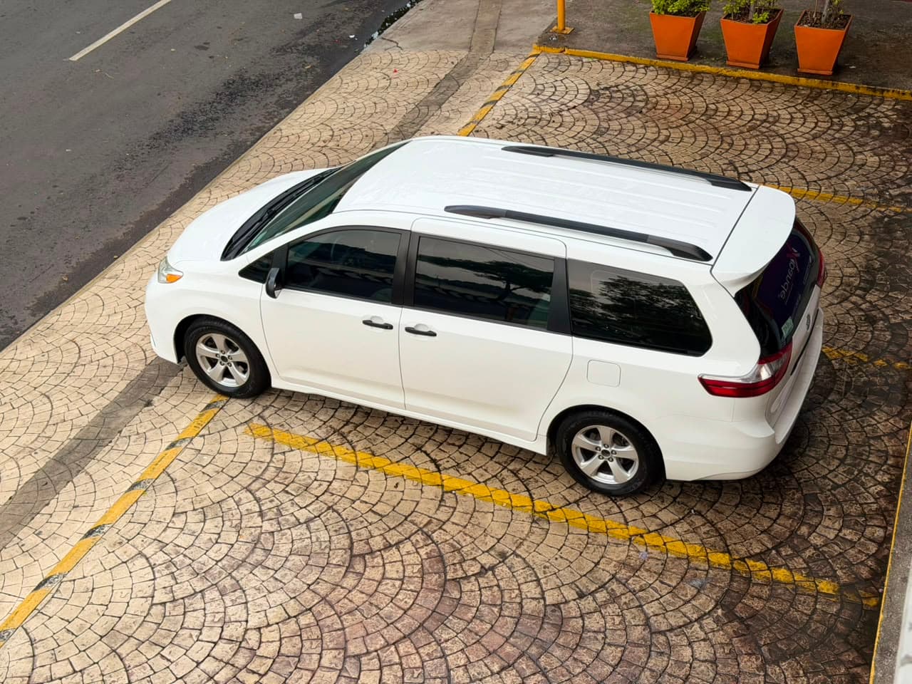 TOYOTA SIENNA CE 2020 — foto 32